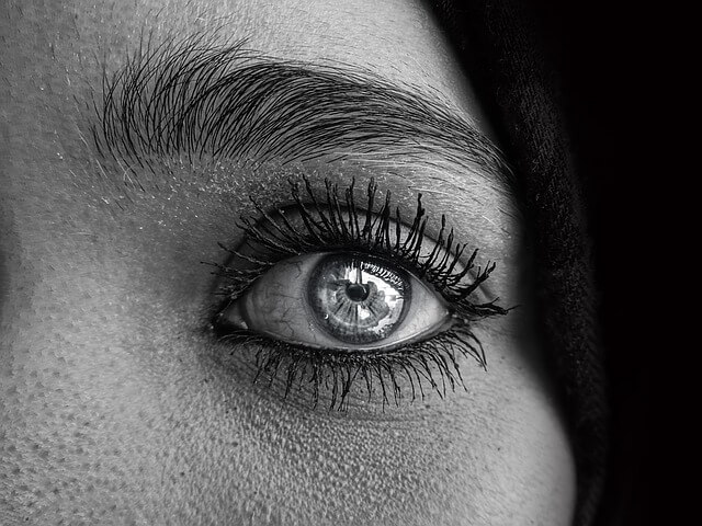 Oko kobiety z długimi rzęsami