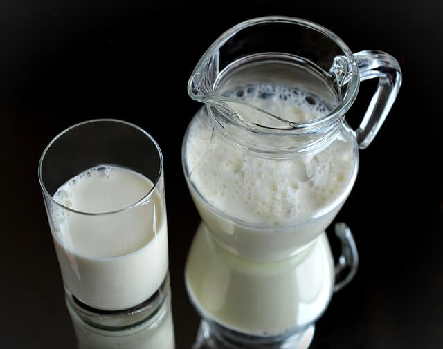 Dzbanek i szklanka wypełnione mlekiem