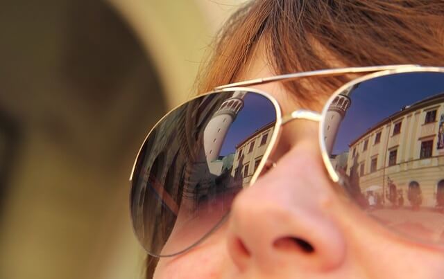 Kobieta w okularach przeciwsłonecznych