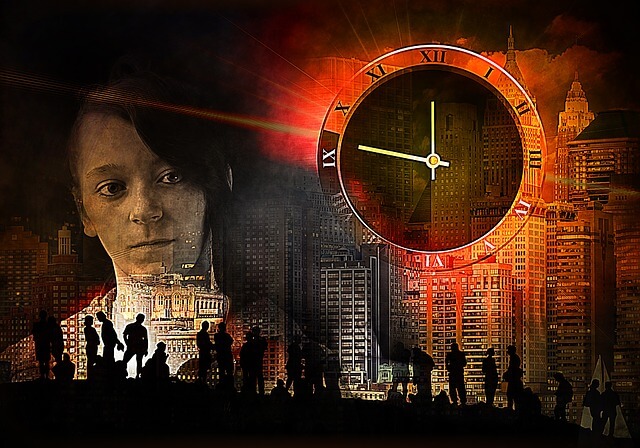 Kobieta obserwuje nocą miasto, w tle zegar wskazujący za 10 dwunastą