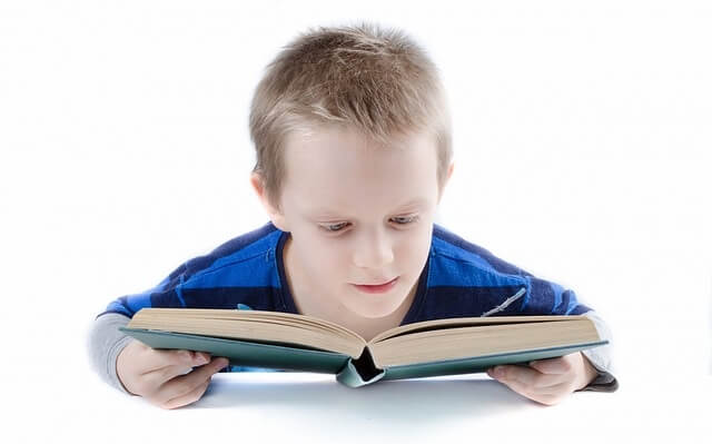 Dziecko czytające książkę