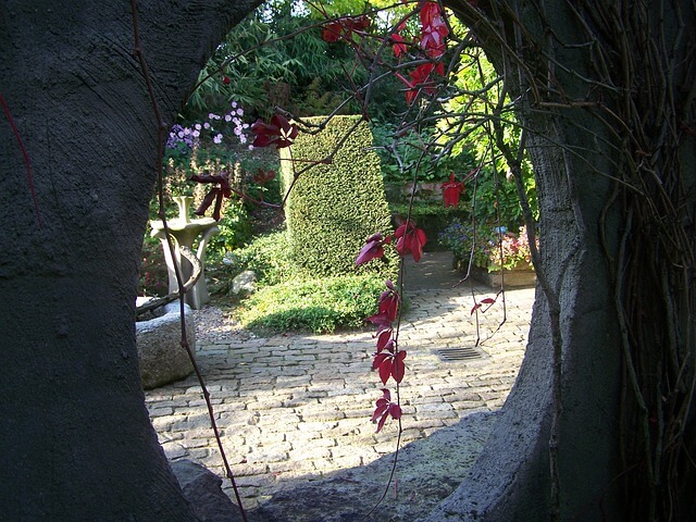 Ogród widziany przez owalny otwór w murze