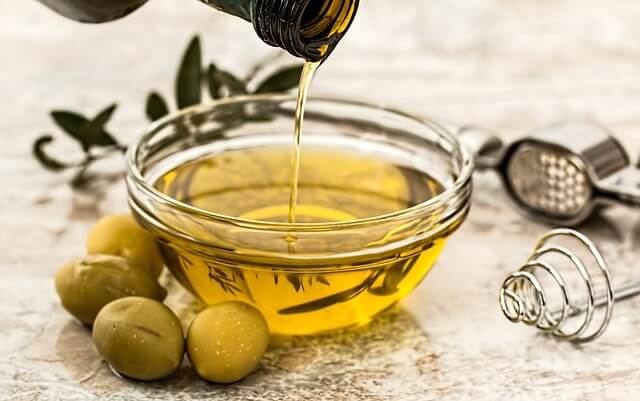 Oliwa z oliwek wlewana do miski