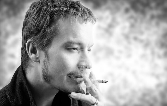 Mężczyzna palący papierosa