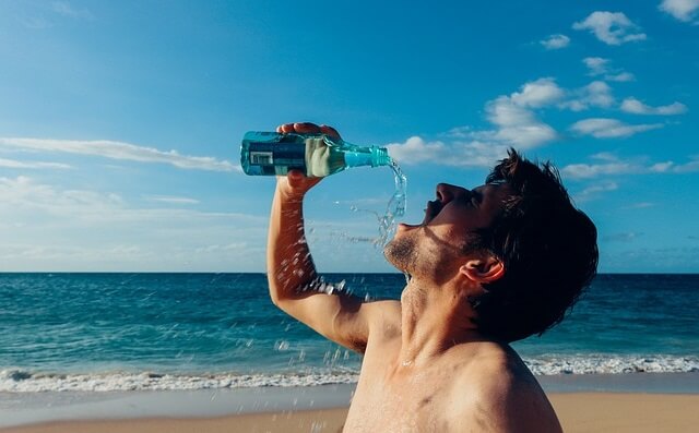 Mężczyzna pijący wodę
