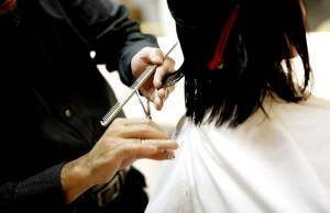 Fryzjer podcnający włosy nożyczkami