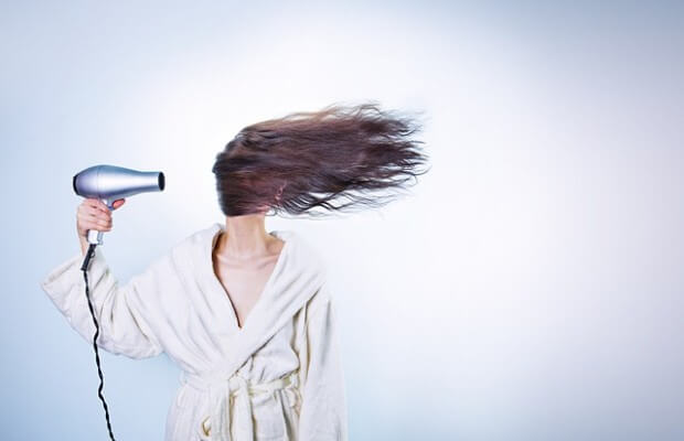 kobieta susząca włosy
