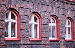 czerwone okna w familoku
