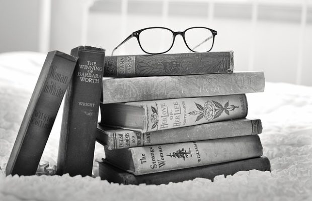 Okulary na książkach