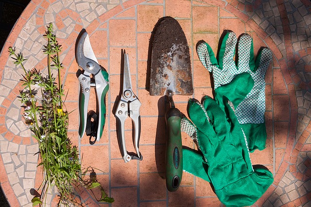 Szpadel ogrodowy wśród innych narzędzi