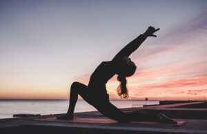 kobieta ćwicząca jogę