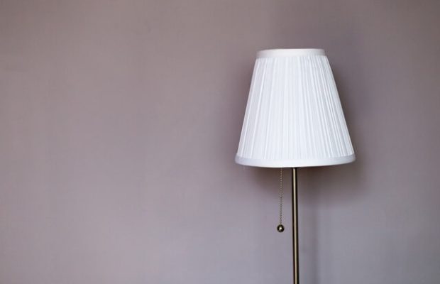 Szara ściana i lampa